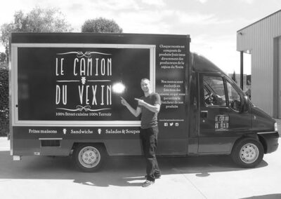 Thibault devant son food truck Le Camion du Vexin